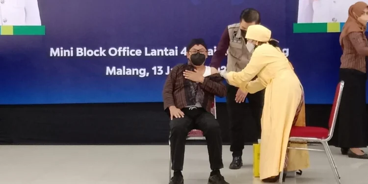 Wali Kota Malang, Sutiaji menjalani vaksinasi booster. Foto: M Sholeh