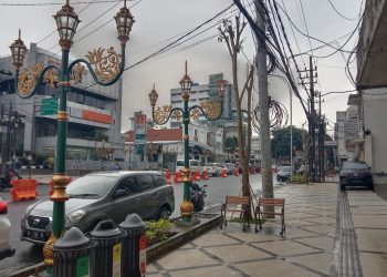 Pemandangan pedestrian Kayutangan Heritage dengan kabel-kabelnya yang bergelantungan. Foto: M Sholeh