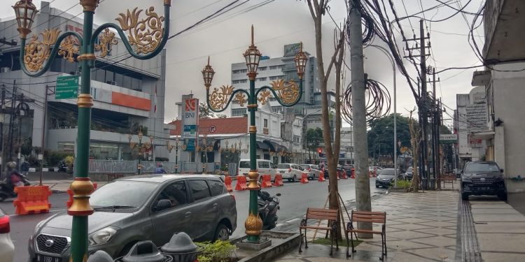 Pemandangan pedestrian Kayutangan Heritage dengan kabel-kabelnya yang bergelantungan. Foto: M Sholeh
