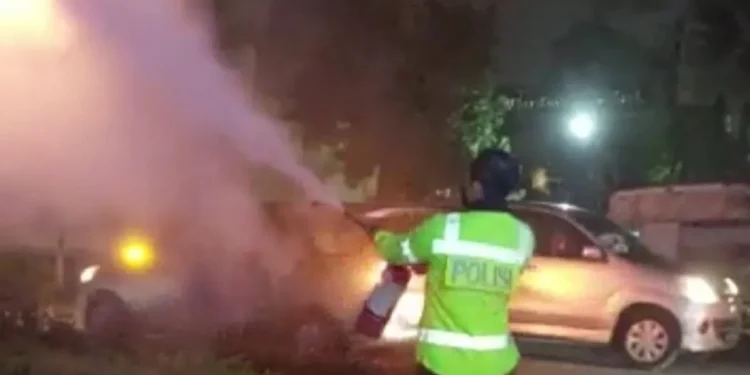 Aksi heroik Kapolsek Blimbing, Kompol Yanuar Rizal Ardianto saat ikut menyemprot api di Jalan Raden Intan, Kelurahan Arjosari, Kecamatan Blimbing, Kota Malang, pada Kamis (13/01/2022). Foto: istimewa