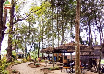 Cafe Taman Pinus di Kota Batu. Foto: dok