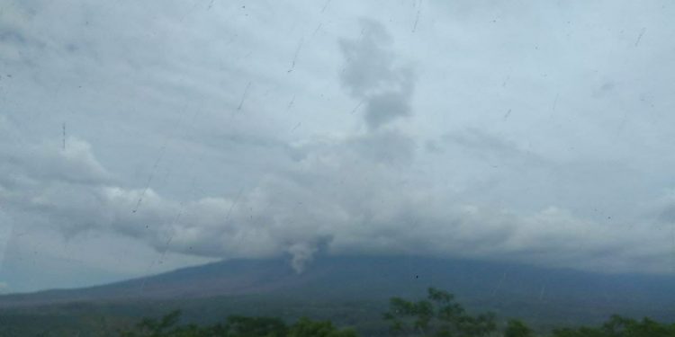 PVMBG mencatat adanya erupsi atau awan panas guguran pada Minggu (16/1/2022) pukul 10.20 WIB. Masyarakat diimbau tetap waspada. Foto: istimewa