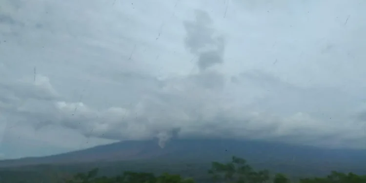 semeru - Gunung Semeru Kembali Erupsi, Kolom Abu Setinggi 1.500 Meter ke Utara