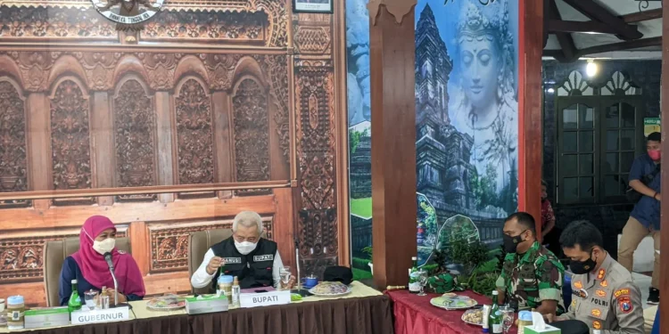 Gubernur Jatim, Khofifah Indar Parawansa saat berada di Kecamatan Singosari, Kabupaten Malang. Foto: istimewa