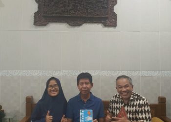 Dr Aqua Dwipayana bersama Kepala Pendidikan Kota Semarang Gunawan Saptogiri dan Istri Anna Gunawan. Foto: dok