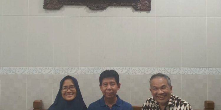 Dr Aqua Dwipayana bersama Kepala Pendidikan Kota Semarang Gunawan Saptogiri dan Istri Anna Gunawan. Foto: dok