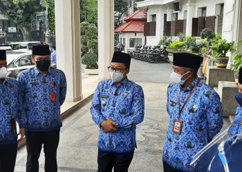 Wali Kota Malang, Drs H Sutiaji (tengah) saat memberi pengarahan pada jajaran pemerintahan daerah. Foto: dok