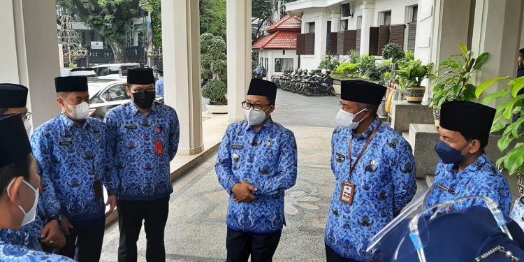 Wali Kota Malang, Drs H Sutiaji (tengah) saat memberi pengarahan pada jajaran pemerintahan daerah. Foto: dok