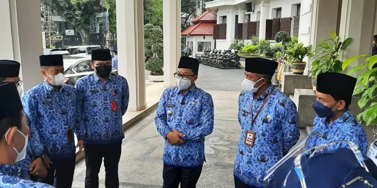 Wali Kota Malang, Drs H Sutiaji (tengah) saat memberi pengarahan pada jajaran pemerintahan daerah. Foto: dok