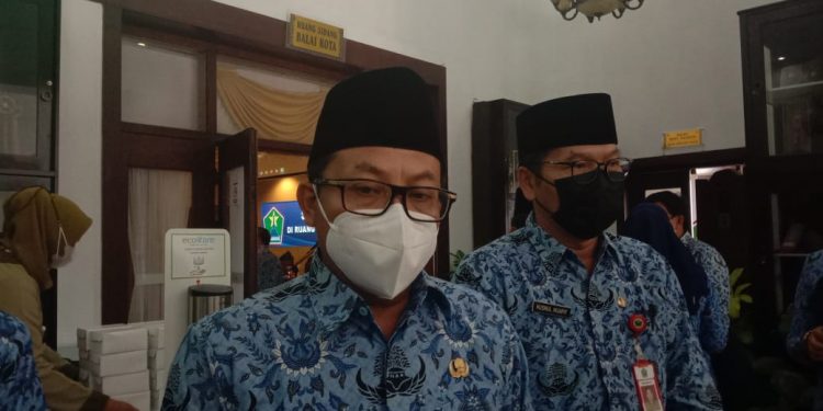 Wali Kota Malang, Sutiaji saat menyampaikan soal kasus omicron di Kota Malang. Foto: M Sholeh