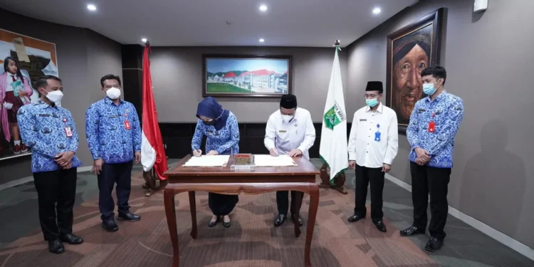 Penandatanganan MoU terkait perwujudan Sekolah Adiwiyata dan Eco Pesantren antara Wali Kota Batu, Dewanti Rumpoko dan Kepala Kanwil Kemenag Jatim, H Husnul Maram, pada Senin (17/1/2022). Foto: Diskominfo Kota Batu