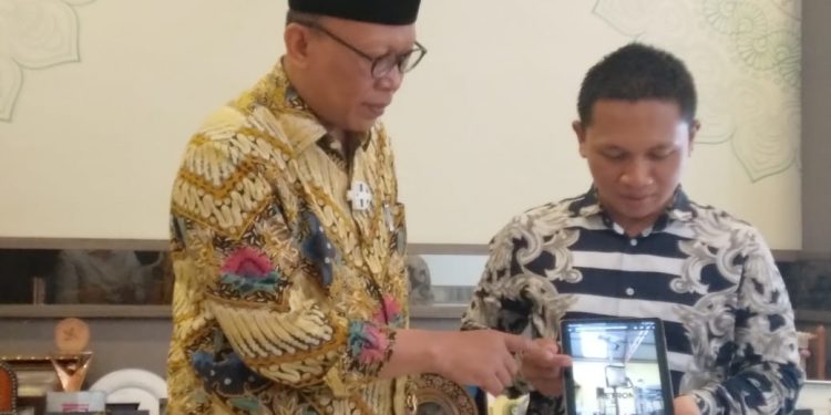 Dari kiri: Rektor Unisma, Prof Dr H Maskuri Msi bersama Dosen Fakultas Pertanian Unisma, Hadi Apriliawan STP MP. Foto: Feni Yusnia