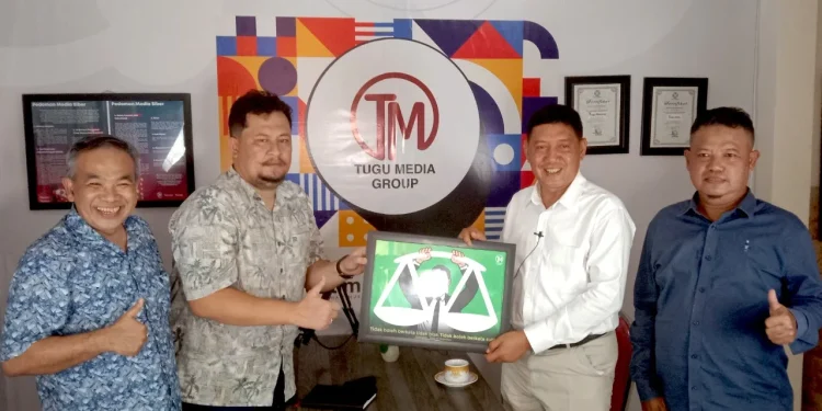 kantor - Dirut Pegadaian, Kuswiyoto Makan Durian hingga Berbagi Inspirasi di Kantor Tugu Media Group