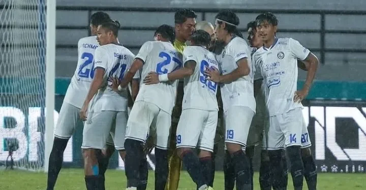 Skuat Arema FC saat berlaga melawan PSIS Semarang. Foto: Arema FC