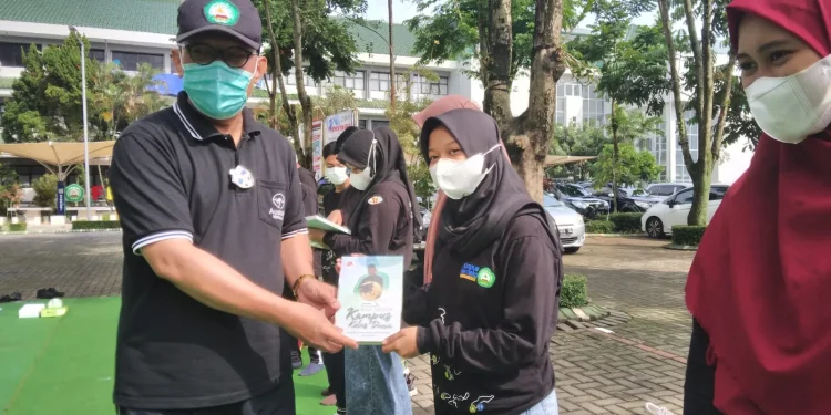 Rektor Unisma saat membagikan buku kepada masing-masing mahasiswa PMM-DN. Foto: Feni Yusnia