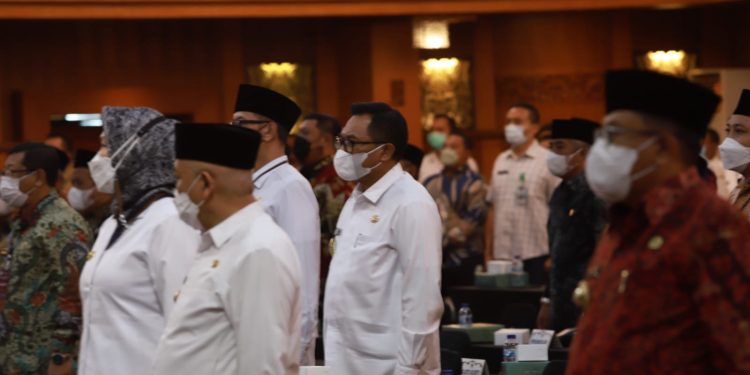 Wakil Wali Kota Malang, Sofyan Edi Jarwoko (tengah) saat menghadiri seminar nasional mewakili Kota Malang. Foto: dok