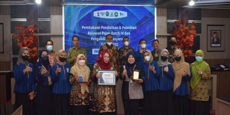 Penyerahan Penghargaan kepada FEB Unisma sebagai Kampus Pelopor Pembelajaran Inklusi Kesadaran Pajak dari Kanwil DJP Jawa Timur 3. Foto: dok