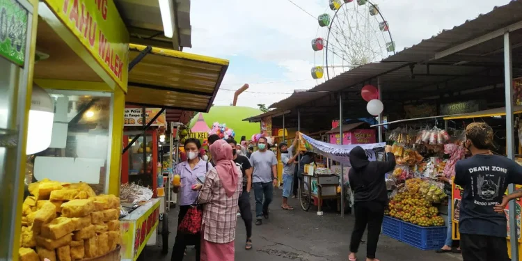 Aktivitas pedagang kaki lima di Alun-alun Kota Batu perlahan mulai menggeliat. Foto: Ulul Azmy