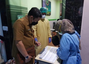 Kepala Dinas Kesehatan (Kadinkes) Kota Malang, dr Husnul Muarif (kiri) saat meninjau vaksinasi COVID-19. Foto: dok