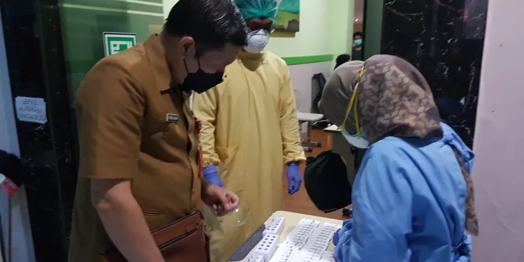 Kepala Dinas Kesehatan (Kadinkes) Kota Malang, dr Husnul Muarif (kiri) saat meninjau vaksinasi COVID-19. Foto: dok