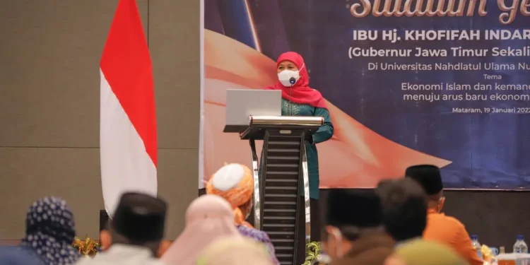 Gubernur Jatim, Khofifah Indar Parawansa saat Kuliah Umum Universitas NU NTB, pada Rabu (19/1/2022). Foto: dok