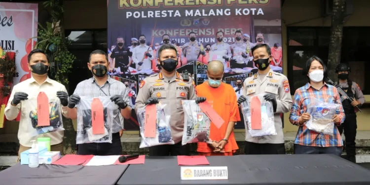 Pelaku saat di Mapolresta Malang Kota. Foto: dok