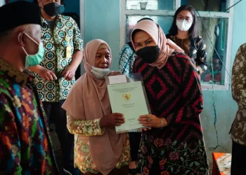 dewanti - Dewanti Hadiahi 138 Sertifikat Redistribusi Tanah untuk Petani
