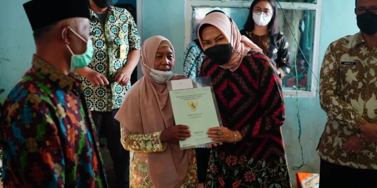 dewanti - Dewanti Hadiahi 138 Sertifikat Redistribusi Tanah untuk Petani