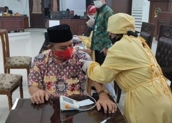 Ketua DPRD Kota Malang, I Made Riandiana Kartika saat menerima vaksinasi booster. Foto: M Sholeh