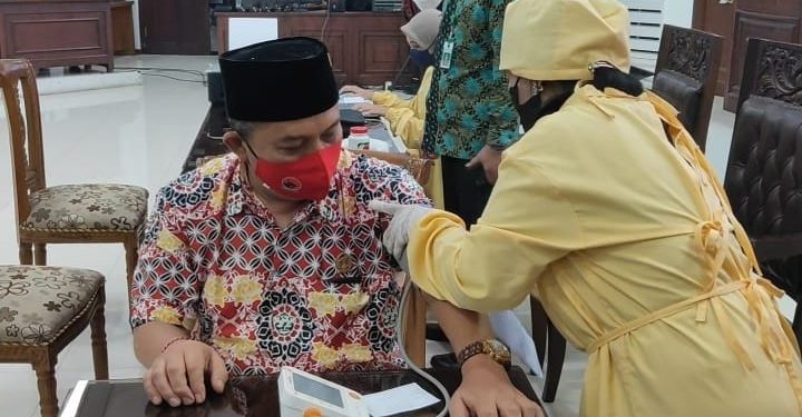 Ketua DPRD Kota Malang, I Made Riandiana Kartika saat menerima vaksinasi booster. Foto: M Sholeh