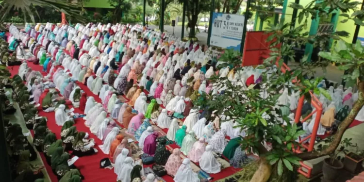 Suasana istighosah dan doa bersama sebagai rangkaian HUT ke-54 SMKN 1 Turen yang digelar dengan protokol kesehatan ketat. Foto: dok