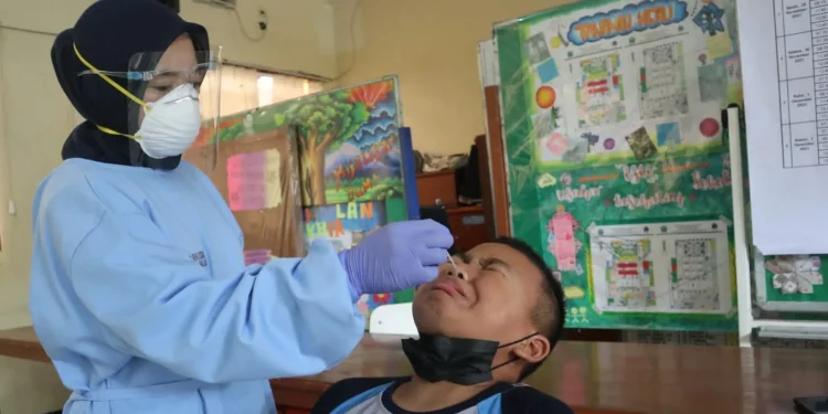 Tes swab dilakukan kepada salah seorang siswa SMPN 21 Kota Malang. Foto : dok