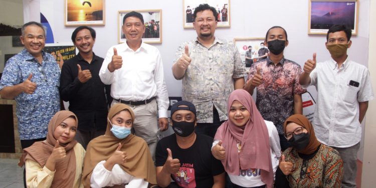 Direktur Utama PT Pegadaian (Persero), Kuswiyoto (baju putih) berfoto bersama jajaran Tugu Media Group. Foto: Rubianto