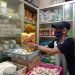 Nur Yakin, pedagang sembako dan minyak goreng di Pasar Besar Kota Malang menunjukkan dagangannya. Foto: M Sholeh