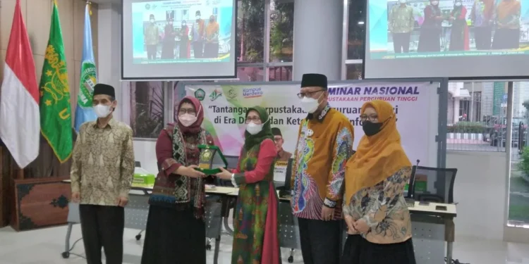 Kepala Perpustakaan Universitas Islam Negeri (UIN) Sunan Kalijaga Yogyakarta, Dra Labibah M LIS menerima cindera mata dari Wakil Rektor 4 Unisma, Dr Ir Hj Istirochah Pujiwati MP. Foto: Feni Yusnia