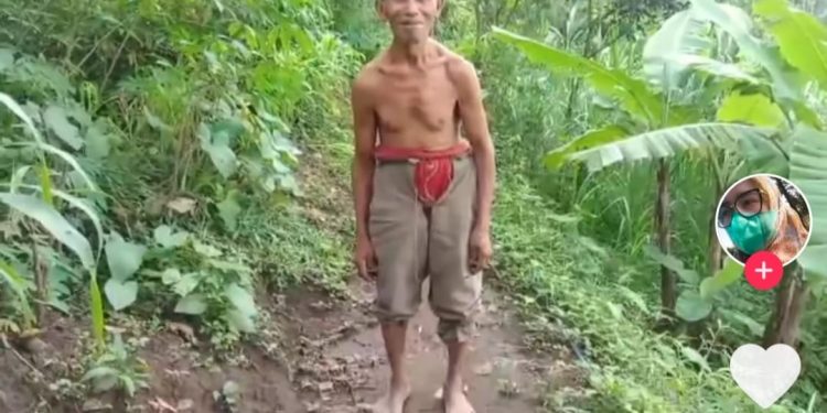 Saiman yang viral di TikTok. Foto: tangkapan layar video @khanzaskincare10