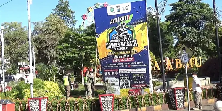 batu - Satpol PP Kota Batu Bongkar 175 Reklame Liar