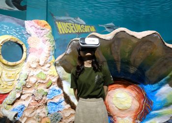 Pengunjung saat mencoba kacamata VR untuk menjelajah Museum Satwa secara virtual. Foto: Ulul Azmy