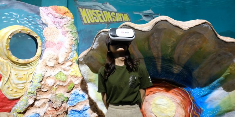 Pengunjung saat mencoba kacamata VR untuk menjelajah Museum Satwa secara virtual. Foto: Ulul Azmy