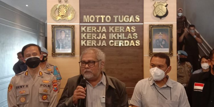 Ketua Komnas PA, Arist Merdeka Sirait (dua dari kiri) mengapresiasi kecepatan Polresta Malang Kota dalam penanganan kasus kekerasan seksual terhadap anak. Foto: M Sholeh