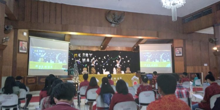 Mahasiswa UKM Katolik STIE Malangkucecwara merayakan natal yang turut dihadiri perwakilan UKM hingga perguruan tinggi lain. Foto: dok