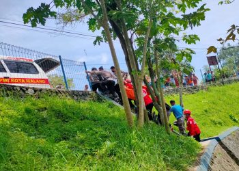 Proses evakuasi jenazah yang ditemukan mengapung di Kali Amprong Kota Malang . Foto: Polsek Kedungkandang