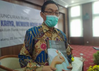 Kepala Perwakilan Bank Indonesia Malang, Azka Subhan membawa buku "Merajut Asa Wujudkan Karya, Memberi Makna untuk Negeri". Foto: dok