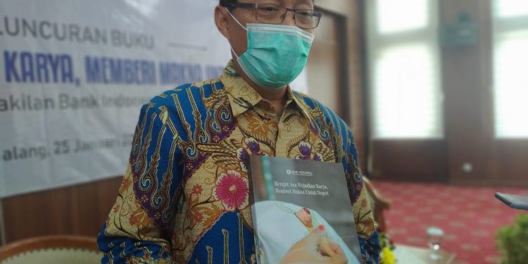 Kepala Perwakilan Bank Indonesia Malang, Azka Subhan membawa buku "Merajut Asa Wujudkan Karya, Memberi Makna untuk Negeri". Foto: dok