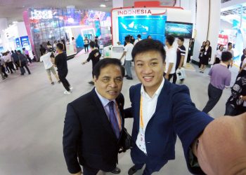 Alland (kanan) bersama Duta Besar RI untuk Tiongkok, HE Djauhari Oratmangun di depan Paviliun Indonesia pada acara China Internasional Fair for Investment & Trade (CIFIT) 2019 di Xiamen, Tiongkok. Foto: dok