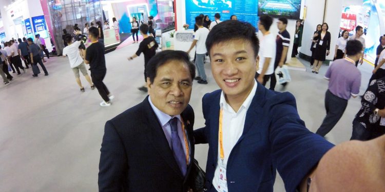 Alland (kanan) bersama Duta Besar RI untuk Tiongkok, HE Djauhari Oratmangun di depan Paviliun Indonesia pada acara China Internasional Fair for Investment & Trade (CIFIT) 2019 di Xiamen, Tiongkok. Foto: dok