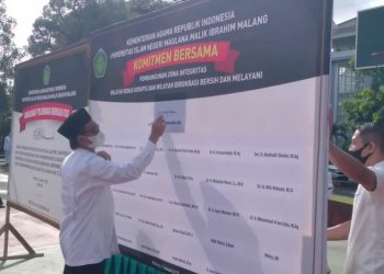 Penandatanganan komitmen Deklarasi Zona Integritas diawali oleh Rektor UIN Malang, Prof Dr M Zainuddin MA. Foto: dok
