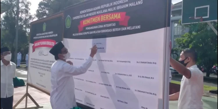 Penandatanganan komitmen Deklarasi Zona Integritas diawali oleh Rektor UIN Malang, Prof Dr M Zainuddin MA. Foto: dok