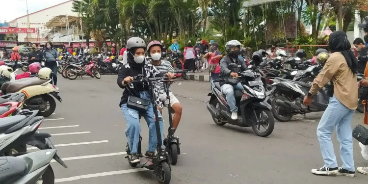 Pengunjung Alun-alun Kota Batu menikmati naik skuter. Foto: Ulul Azmy
