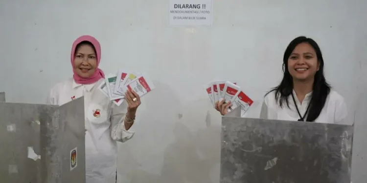 Ilustrasi Pilkada Wali Kota Batu, Dewanti Rumpoko bersama anaknya, Ganis Rumpoko saat mengikuti ajang Pemilihan Wali Kota tahun 2018-2019 lalu. Foto: Instagram Dewanti Rumpoko